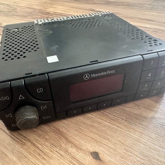 MERCEDES R129 RADIO - MODEL CM2299 - Picture 2 of 8